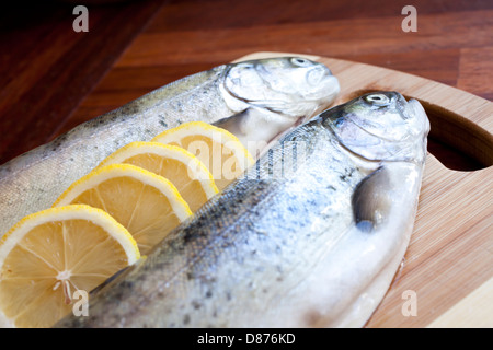 Pesce fresco su un tagliere Foto Stock