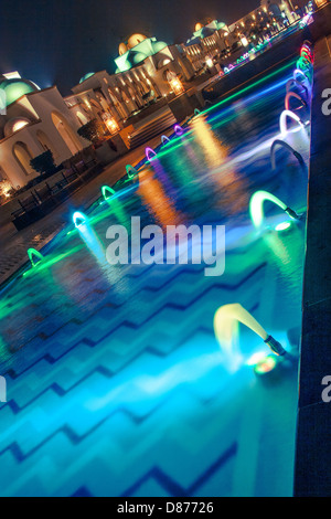 Dancing colorato fontana nella notte buia Foto Stock