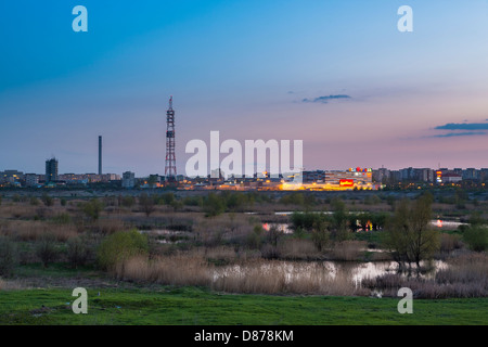 Nightfall oltre a sud-est della periferia di Bucarest vicino Lago Vacaresti, paludi. Foto Stock