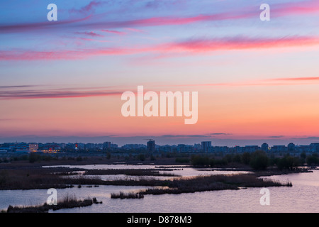 Viola il tramonto a sud-est della periferia di Bucarest vicino Lago Vacaresti, paludi. Foto Stock