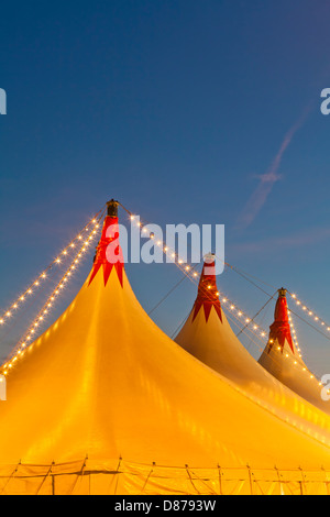 Germania, Baden Wuerttemberg, Stoccarda, grande tenda del circo tops contro sky Foto Stock