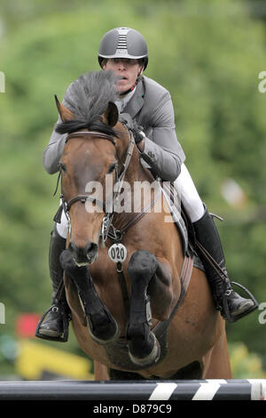 Wiesbaden, Germania. Il 20 maggio 2013. Henrik von Eckermann dalla Svezia guida il suo cavallo "Calado' su un ostacolo a Wiesbaden. Il Wiesbaden Equitazione e la guida Club (WRFC) organizza annualmente una mostra nazionale del cavallo nei giardini del palazzo in Wiesbaden-Biebrich. Foto: FREDRIK VON ERICHSEN/dpa/Alamy Live News Foto Stock