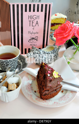 Spugna di cioccolato torta al tè del pomeriggio - High Tea di Highgate tea shop, London, England, Regno Unito Foto Stock