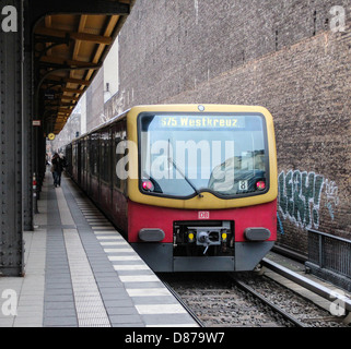 Metropolitana linea s75 della S-Bahn Berlin, in stazione centrale Hauptbahnhof Foto Stock