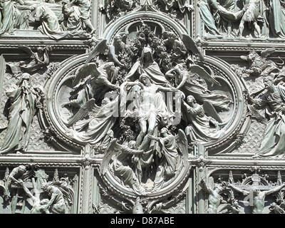 Scolpiti porte di bronzo su il Duomo di Milano che illustra la storia di Cristo, Italia Foto Stock