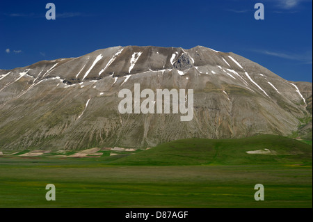 Italia, Umbria, Parco Nazionale dei Monti Sibillini, piano grande e Monte vettore Foto Stock