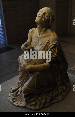 Drunken vecchia donna. Scultura romana dopo l'originale di circa 200 BC. La donna stringe una brocca di vino. Glyptothek. Monaco di Baviera. Germania. Foto Stock