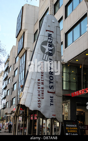 Grande ala di un aereo negli Stati Uniti presso il museo della storia di Berlino, nel quartiere di Kurfürstendamm di Berlino, Germania Foto Stock