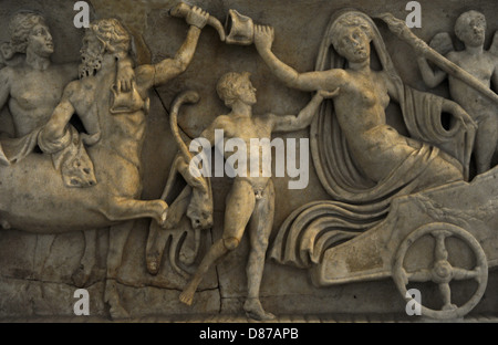 Sarcofago romano. Circa 140 DC. Il matrimonio di Dioniso e Adriadne. Dettaglio Adriane nel carrello. Glyptothek. Monaco di Baviera. Germania. Foto Stock