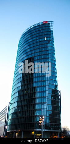 I moderni grattacieli di acciaio e vetro, situato in potsdamer platz nel luogo dove prima vi era il muro di Berlino, Germania Foto Stock