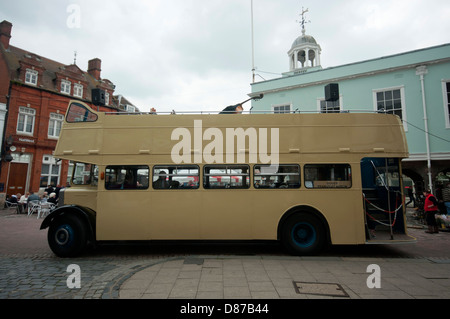 Motore di trasporto mostrano a Faversham Kent in tutti i tipi di autobus in mostra durante il weekend open top double decker bus Foto Stock