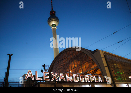 La torre della TV di Berlino Berliner Fernsehturm' vista dalla piazza Alexanderplatz, affacciato sul testo illuminato Foto Stock