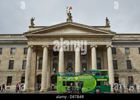 Dublin city tour bus di fronte all'ufficio generale delle poste, O'Connell Street, Dublin, Repubblica di Irlanda Foto Stock