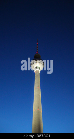 La torre della TV di Berlino Berliner Fernsehturm' vista dalla piazza Alexanderplatz Foto Stock