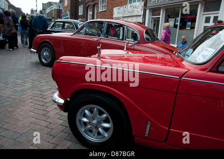 Motore di trasporto mostrano faversham in Kent classic automobili e autobus in mostra durante il weekend Triumph herald convertibile e Jaguar MK1 Foto Stock