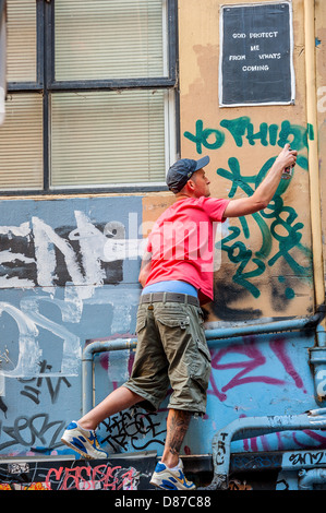 Melbourne's Hosier Lane è un celebre punto di riferimento in cui gli artisti di strada sono ammessi per decorare le pareti. Foto Stock