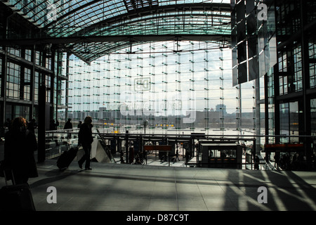 Berlin Hauptbahnhof, inaugurato nel 2006, è la principale stazione ferroviaria di Berlino, Germania Foto Stock