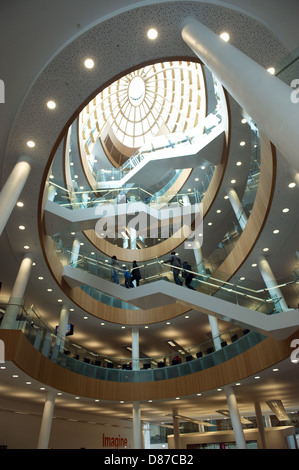 Quattro piani atrio centrale con scale mobili, scale e un soffitto a cupola. La nuova biblioteca centrale aperto nel centro di Liverpool. Foto Stock