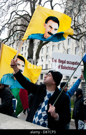 La protesta di Balochistan al di fuori di Downing Street protestando genocidio da occupazione del Pakistan. Foto Stock