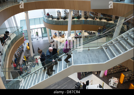 Quattro piani atrio centrale con scale mobili, scale e un soffitto a cupola la nuova biblioteca centrale aperto nel centro di Liverpool. Foto Stock
