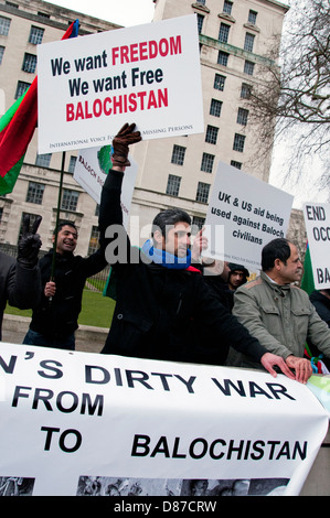 La protesta di Balochistan al di fuori di Downing Street protestando genocidio da occupazione del Pakistan. Foto Stock