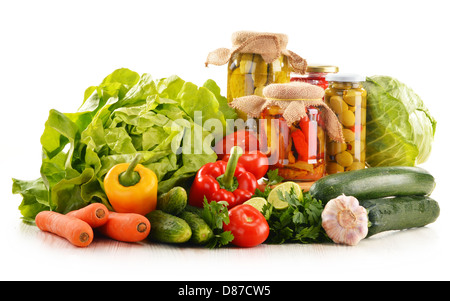 Composizione con un assortimento di verdure organiche Foto Stock