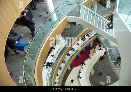 Quattro piani atrio centrale con scale mobili, scale e un soffitto a cupola la nuova biblioteca centrale aperto nel centro di Liverpool. Foto Stock