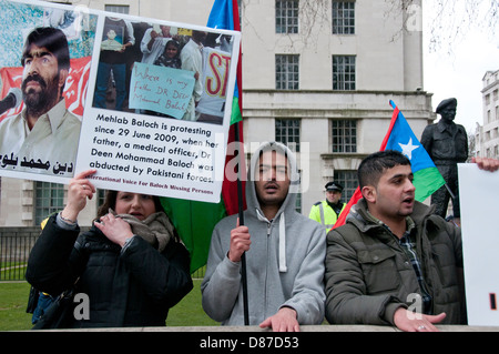 La protesta di Balochistan al di fuori di Downing Street protestando genocidio da occupazione del Pakistan. Foto Stock