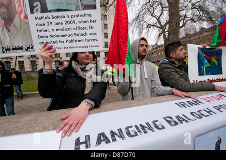 La protesta di Balochistan al di fuori di Downing Street protestando genocidio da occupazione del Pakistan. Foto Stock