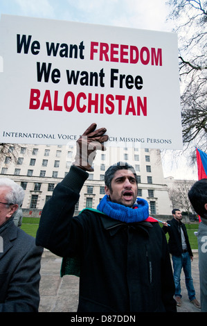 La protesta di Balochistan al di fuori di Downing Street protestando genocidio da occupazione del Pakistan. Foto Stock