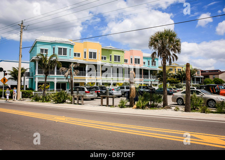 Dipinte in colori pastello appartamenti sulla spiaggia su Anna Maria Island Florida Foto Stock