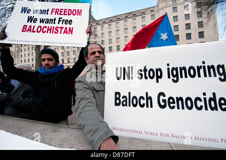 La protesta di Balochistan al di fuori di Downing Street protestando genocidio da occupazione del Pakistan. Foto Stock