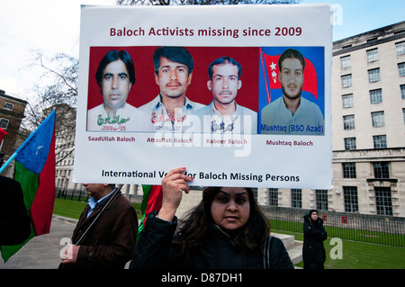 La protesta di Balochistan al di fuori di Downing Street protestando genocidio da occupazione del Pakistan. Foto Stock