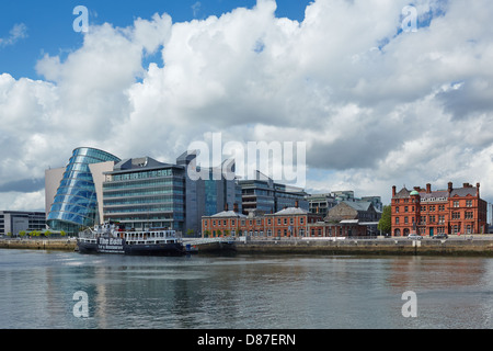 Vecchi e nuovi edifici siedono fianco a fianco su North Wall Quay, Dublin Docks, Dublino, Irlanda Foto Stock