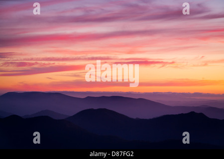 Visualizzare passato Mansfield al tramonto dalla cima del Monte Buller in Victoria, Australia Foto Stock