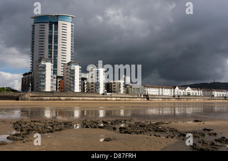 Vista della Torre di meridiano e vicino bye apartments Foto Stock