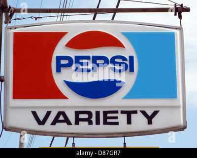 Un vecchio illuminato Pepsi Cola pubblicità segno al di fuori di un minimarket in Canada Foto Stock