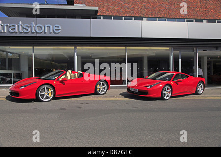 Rosso Ferrari 458 spider & ITALIA AUTOMOBILI WILMSLOW Manchester Inghilterra 05 aprile 2013 Foto Stock