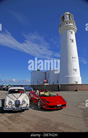 WHITE SESSANTA JAGUAR MK2 rosso Ferrari 458 spider & LIGHTHOUSE FLAMBOROUGH HEAD North Yorkshire, 22 Settembre 2012 Foto Stock