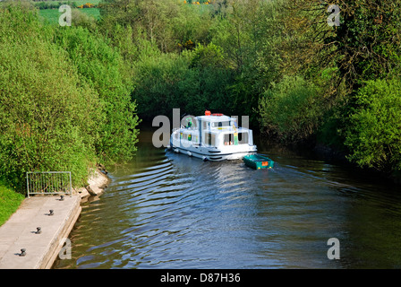 Cruiser lasciando l'Erne Shannon fluviale, Corraquill serratura, Ballyconnell Canal, Irlanda Foto Stock