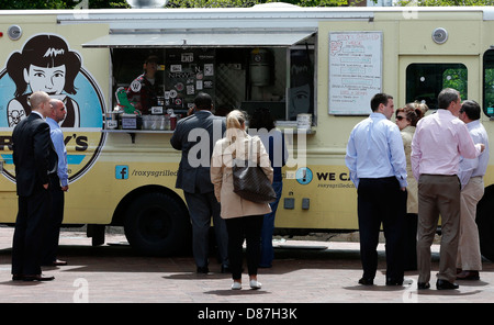 Ufficio i lavoratori in pausa pranzo al carrello alimentare nel centro cittadino di Boston Massachusetts Foto Stock