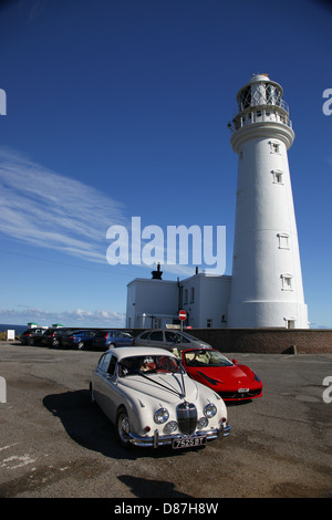 Anni Sessanta JAGUAR MK2 rosso Ferrari 458 spider CARS & LIGHTHOUSE FLAMBOROUGH HEAD North Yorkshire, 22 Settembre 2012 Foto Stock