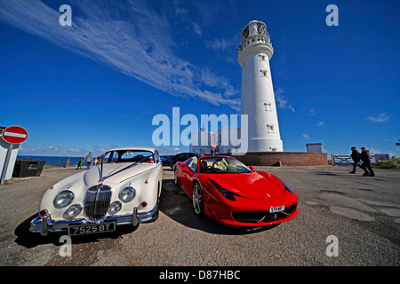 Anni Sessanta JAGUAR MK2 rosso Ferrari 458 spider CARS & LIGHTHOUSE FLAMBOROUGH HEAD North Yorkshire, 22 Settembre 2012 Foto Stock