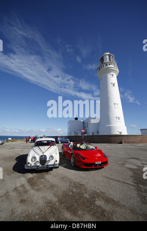 Anni Sessanta JAGUAR MK2 rosso Ferrari 458 spider CARS & LIGHTHOUSE FLAMBOROUGH HEAD North Yorkshire, 22 Settembre 2012 Foto Stock