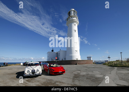 Anni Sessanta JAGUAR MK2 rosso Ferrari 458 spider CARS & LIGHTHOUSE FLAMBOROUGH HEAD North Yorkshire, 22 Settembre 2012 Foto Stock