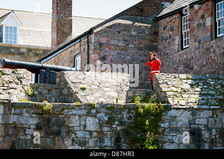 Cottura tradizionale del cannone. Castle Cornet mezzogiorno Canon sparando St Peter Port Guernsey Foto Stock