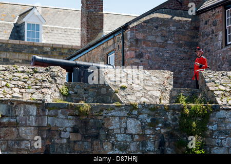 Cottura tradizionale del cannone. Castle Cornet mezzogiorno Canon sparando St Peter Port Guernsey Foto Stock