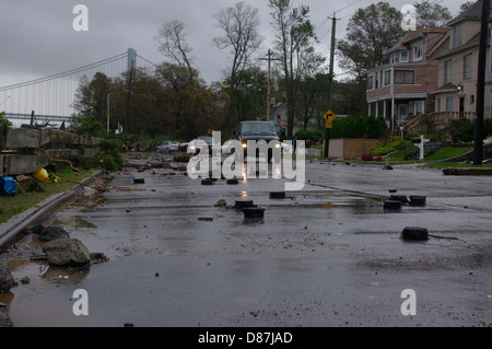 Massi e pietre per pavimentazione lavata in strada dal pompaggio di uragano sabbioso nel quartiere di Rosebank S.I., USA Ottobre 30, 2012 Foto Stock