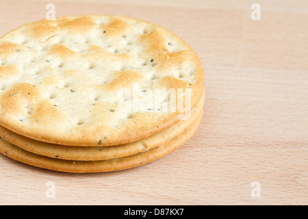 Tre round crackers su una tavola di legno Foto Stock