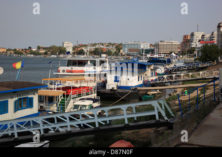 Tulcea, Dobrogea, Romania, il Danubio, porto delle navi sul Danubio Foto Stock